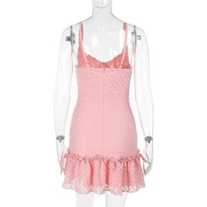 Vue arrière détaillée d'une mini robe rose texturée avec nœud et ourlet à volants