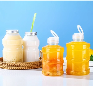 Creatieve PET-drinkflessen met zilveren deksels en handvaten op een dienblad