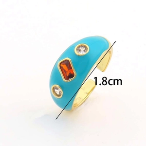 Dettaglio anello smaltato celeste con zircone arancione e misura diametro di 1,8 cm