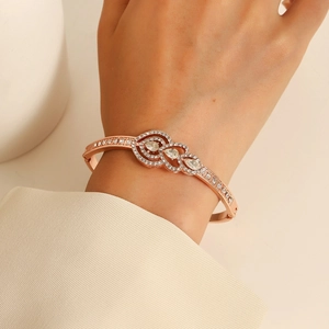 Bracciale rigido oro rosa con cristalli a forma di pera e pavé di zirconi scintillanti