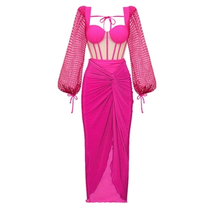 Détails de l'ensemble deux pièces rose fuchsia avec manches en résille et haut bustier