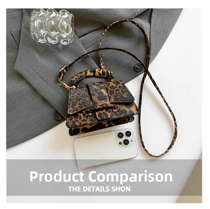 Mini sac à main léopard avec bandoulière fine comparé à un smartphone blanc