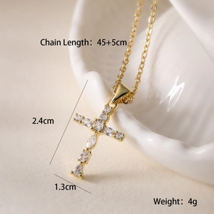 Dettaglio della collana a croce placcata oro 18K con zirconi e specifiche tecniche