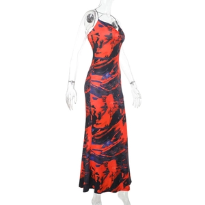 Détail de l'imprimé abstrait rouge et bleu sur une robe moulante dos nu sexy