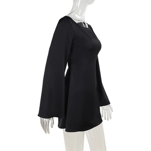 Détail de la robe courte en satin noir avec manches évasées spectaculaires et élégantes