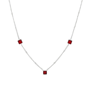 Collier en acier inoxydable argenté avec trois pendentifs en zircon rouge carré sur chaîne fine