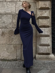 Robe longue bleu marine à épaules dénudées avec nœud décoratif et fente latérale haute