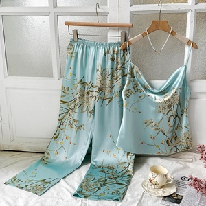 Set pigiama in raso celeste a fiori con canotta e pantaloni per il relax quotidiano