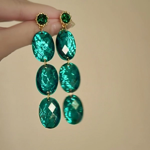 Vintage emerald green tiered oval earrings with sparkling stone and gold metal accents