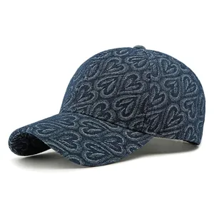 Casquette de baseball en jean bleu marine avec motifs de cœur jacquard et visière