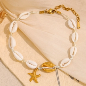 Bracelet de cheville en acier doré 18 carats avec coquillages blancs et étoile de mer