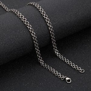 Détail du collier en acier titane gris anthracite avec maillons emboîtés et fermoir mousqueton