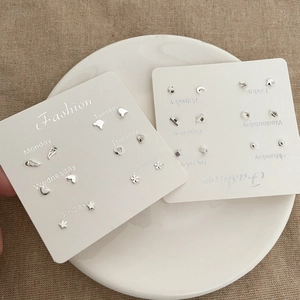 Dettaglio del set di orecchini a perno in argento per la settimana su espositori