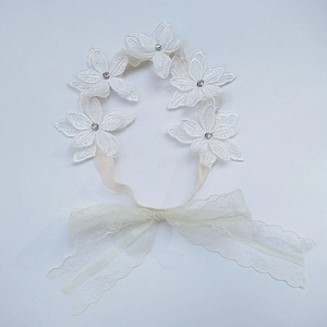 Fascia per neonata in pizzo con sei fiori bianchi ricamati e strass centrali
