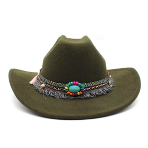 Détail de chapeau en laine ethnique montrant perles turquoise et pompons tissés
