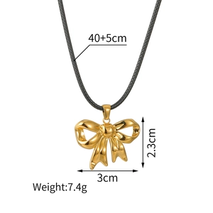 Collier avec pendentif nœud en acier inoxydable doré 18 carats et cordon noir