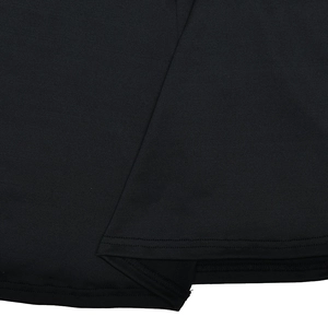 Gros plan sur la texture fine et les coutures soignées du tissu de la robe noire