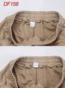 Detailansicht khakifarbener Strickhosen mit Etikett Größe L und 100% Polyester Pflegehinweis