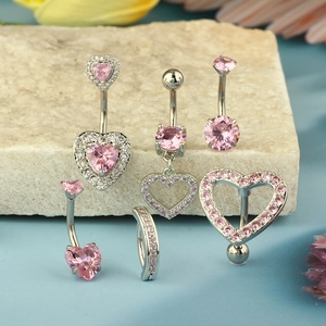 Piercings de ombligo con circón de corazón rosa y metal plateado sobre fondo azul