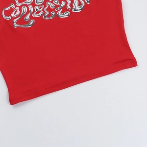 Détail d'un débardeur en maille rouge avec imprimé graphique Connect et couture