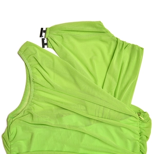 Détail de maille vert vif avec fronces et fermoirs métalliques noirs de robe