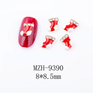 Detail der roten Weihnachtsstrumpf Nagelkunst mit Strasssteinen und Maßen