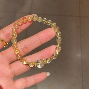 Dettaglio del bracciale in quarzo citrino con distanziatori dorati floreali
