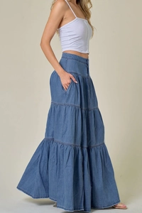 Dettaglio della gonna a balze in denim multistrato in cotone blu lavato di qualità