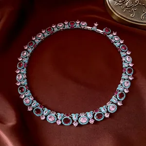Collana vintage di lusso con gemme rosse rosa e verdi su base in argento lucido