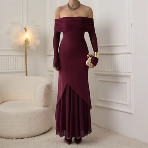 Robe longue moulante bordeaux à épaules dénudées avec empiècements en tulle fin
