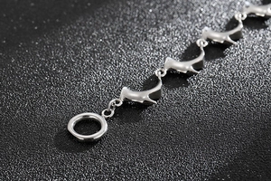 Détail d'un bracelet à maillons chiot en argent avec fermoir à bascule OT sur noir