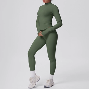 Dettaglio del set yoga verde oliva con giacca a collo alto e leggings sportivi senza cuciture