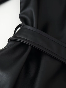 Détail rapproché de la ceinture de veste en similicuir noir avec coutures de qualité
