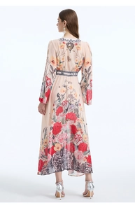 Vista posteriore di un abito lungo in chiffon a fiori a maniche lunghe con vita aderente