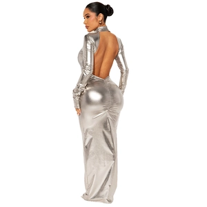 Robe longue moulante argentée métallisée à dos nu et manches longues avec fini brillant
