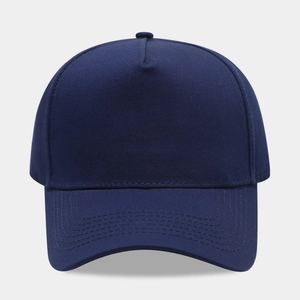Détail de la casquette trucker en coton bleu marine avec coutures sur la visière courbe