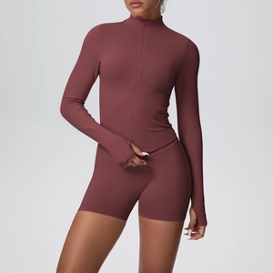 Détail de l'ensemble de yoga côtelé avec veste à col montant et short assorti