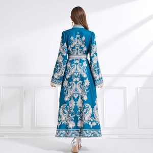 Elegante vestido largo azul estilo palacio retro con bordados y detalles de encaje floral