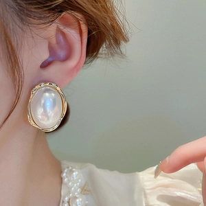Boucles d'oreilles perles vintage avec bordure dorée pour un style élégant