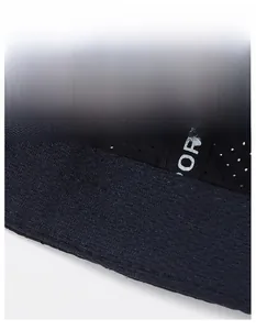 Détail d'une casquette respirante avec bandeau anti-transpiration large pour le sport