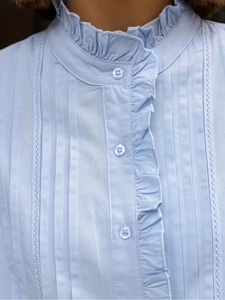 Elegante hellblaue Puffärmelbluse mit Stehkragen und gerafften Biesen-Details