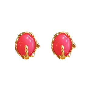 Boucles d'oreilles vintage dorées avec résine rouge ovale et texture corail