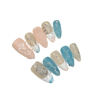 Unghie finte a mandorla fatte a mano con cuori blu e decorazioni di perle