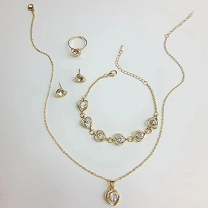 Ensemble de bijoux cœur dorés élégants comprenant collier, bracelet, bague et boucles