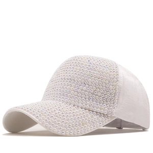 Cappellino di lusso in cotone mercerizzato bianco con decorazioni in perle iridescenti