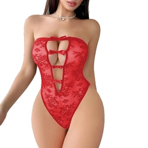 Body in pizzo rosso con ritagli e fiocchi per uno stile femminile e seducente