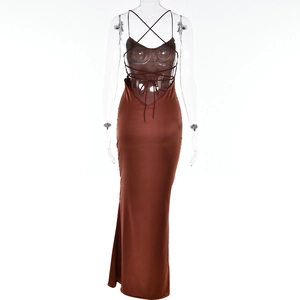 Détail des bretelles croisées et du dos nu sur une robe longue en satin marron élégante