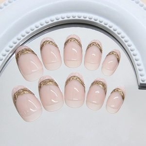 Französische Retro-Nägel in Nude-Rosa mit weißer Spitze und 3D-Goldlinien-Design