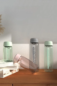 Vue détaillée de bouteilles de sport étanches en qualité alimentaire en quatre couleurs