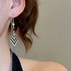 Boucles d'oreilles pendantes élégantes à damier losange serties de diamants et chaîne dorée